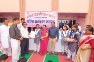 Unnao News: प्रतिभा अलंकरण समारोह में मेधावियों को किया गया सम्मानित...2100 रुपये की दी गई चेक