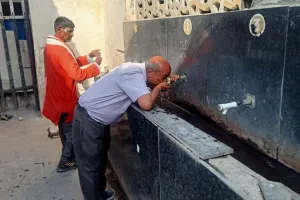 Unnao News: रेलवे स्टेशन के दो वाटर कूलर नहीं बुझा पा रहे हजारों यात्रियों की प्यास, यात्री गर्म पानी पीने को हो रहे मजबूर