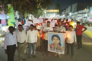 बहराइच: रिया के हत्यारोपी पिता को फांसी देने की मांग, निकाला कैंडल मार्च