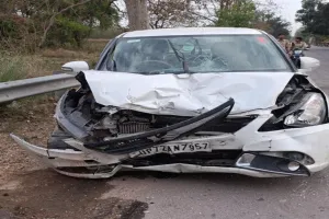 प्रतापगढ़: बेकाबू कार ने ई-रिक्शा में मारी टक्कर, चालक की मौत, परिजनों में कोहराम