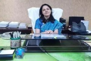 लखनऊ: फुटपाथ पर हो गए अवैध पक्के निर्माण, सोता रहा नगर निगम, मंडलायुक्त सख्त