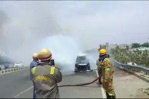 लखनऊ: रोड पर दौड़ती वैगनआर सीएनजी कार में लगी आग, देखें वीडियो