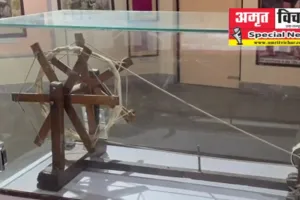 बरेली में महात्मा गांधी का चलाया चरखा मौजूद, 100 साल से भी ज्यादा है पुराना
