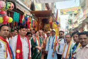 कासगंज: जैन धर्मावलंबियों ने मनाई भगवान महावीर की जयंती, जैन रथ मेला कमेटी ने निकाली भव्य शोभायात्रा