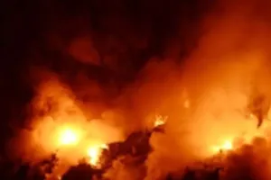 गरमपानी: आग की लपटें हाइटेंशन लाइन के नजदीक पहुंचने से हड़कंप 