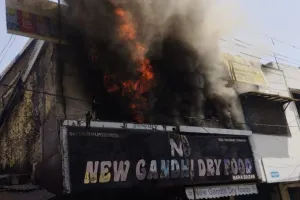 बदायूं: बीच बाजार शॉर्ट सर्किट से दुकान में लगी आग, लाखों का सामान जलकर राख