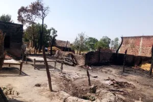 लखीमपुर-खीरी: पटाखे की चिंगारी से लगी आग, सात घर खाक