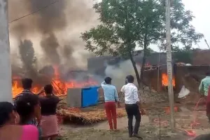 लखीमपुर-खीरी: बालूडीह में अज्ञात कारणों से लगी आग, कई घर खाक 