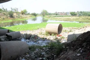 मुरादाबाद : फैक्ट्रियों के जहरीले केमिकल से प्रदूषित हो रही गागन नदी, जिम्मेदार कागजी कार्रवाई से कर रहे खानापूरी