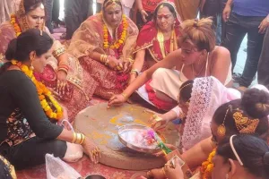 कासगंज: मंगलमुखियों ने माता रानी के मंदिर पर चढ़ाया पीतल का घंटा, विधि-विधान पूर्वक किया चाक पूजन