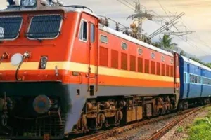 बरेली: ट्रेनों में भीड़ का बुरा हाल, एसी कोच में चढ़े जनरल यात्रियों को पकड़-पकड़ कर उतारा