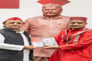 लखनऊ: अखिलेश से मिले समाजवादी चिंतक दीपक मिश्र, कहा- राष्ट्रवाद के मोर्चे पर भाजपा विफल 