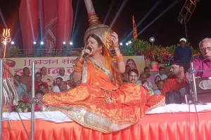शाहजहांपुर: लोक गायिका मालिनी अवस्थी के सुरों से महक उठा हनुमतधाम, भजन सुनकर मंत्रमुग्ध हुए श्रोता