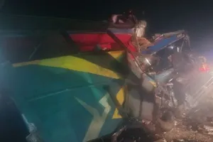 प्रतापगढ़: मां विंध्यवासिनी धाम जा रही श्रद्धालुओं से भरी बस और ट्रक में भिड़ंत, तीन की मौत...कई घायल