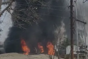 बरेली: परसाखेड़ा में फोम फैक्ट्री में लगी आग, लाखों का सामान जला