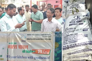 संभल : बेचा जा रहा था गरीबों को मुफ्त मिलने वाला चावल, पकड़ा टाटा मैजिक 