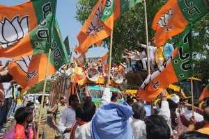 बाराबंकी: अवैध निर्माण ढहाने वाले बुलडोजर से बरसे फूल