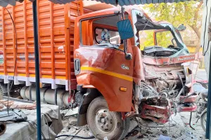 शांतिपुरी: ड्राइवर को आया नींद का झोंका तो दुकान में जा घुसा दूध का कैंटर            