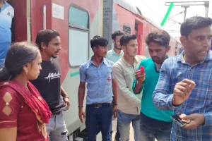 Kanpur: काहे की सुरक्षा, एसी कोच से पर्स छीनकर भागा चोर; GRP-RPF रहे नदारद, स्टॉल संचालकों ने आरोपी को पकड़ा