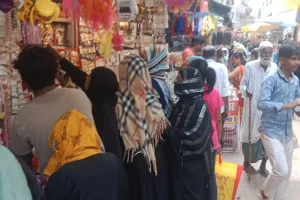 Fatehpur: ईद के लिए बाजारों में रौनक; खरीदारी हुई तेज, कपड़ों के साथ बढ़ी सेवई और सूतफेनी की डिमांड