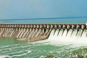 पुणे: उजनी बांध में तेज हवा और बारिश से पलटी नाव, 6 लोग डूबे