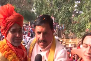 निरहुआ के रोड शो में पहुंचे MP के सीएम मोहन यादव, कहा-विकास में नंबर 1 बनेगा भारत, चल रही मोदी लहर  