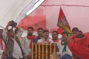 Video: शिवपाल बोले-भाजपा बेईमान और षड्यंत्रकारियों की पार्टी, सभा में टूटा मंच तो कहा ये है शुभ लक्षण 