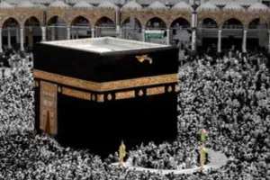 लखनऊ से हज यात्रियों को लेकर रवाना हुई पहली फ्लाइट, बरसाए फूल 