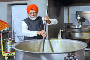 PM मोदी ने गुरुद्वारा पटना साहिब में टेका मत्था, अरदासियों को परोसा लंगर
