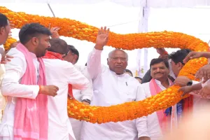 मोदी झूठों के सरदार हैं, महराजगंज में बोले खरगे- शिवपाल जी, सुबह उठते ही वे हमको ही गालियां देते हैं, राम का नाम कम लेते हैं