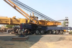 सीतापुर: रूट डायवर्जन से सड़कों पर भटके लोग, रेलवे क्रासिंग पर गाटर रखने का चल रहा कार्य