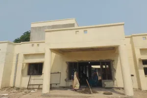 बाराबंकी: केजीबीवी के छात्रावास में लगाई घटिया ईंट व सामग्री, यूपीपीसीएल ने कराया है निर्माण