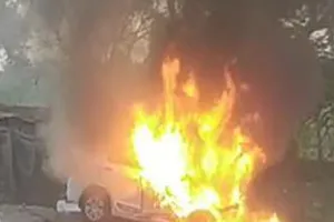 प्रतापगढ़ में भीषण सड़क हादसा: हाईवे पर डंपर की टक्कर से जलने लगी कार, दो की मौत, तीन गंभीर