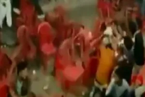 बाराबंकी: आर्केस्ट्रा के दौरान कुर्सी को लेकर हुआ विवाद, मची भगदड़, एक पुलिसकर्मी घायल