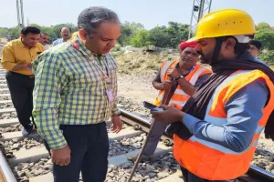डीआरएम ने किया लखनऊ-सुल्तानपुर-जौनपुर रेलखंड का निरीक्षण, रेलवे ट्रैक रखरखाव को बेहतर करने के दिए निर्देश
