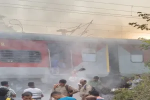 Video: कुंभ एक्सप्रेस के पहियों से उठा धुआं, रोकी गई ट्रेन-कूद कर भागे यात्री