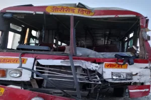 मीरजापुर: सड़क किनारे खड़े ट्रक से भिड़ी रोडवेज बस, आठ लोग घायल  