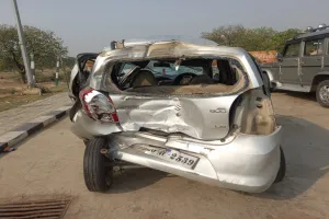 सुलतानपुर: पूर्वांचल एक्सप्रेसवे पर कार दुर्घटनाग्रस्त, तीन गम्भीर 