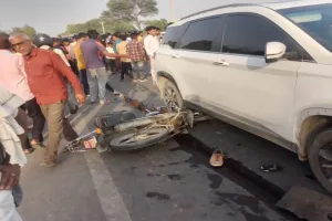 रायबरेली: कार की टक्कर से बाइक सवार दम्पति और तीन वर्षीय बेटी की मौत