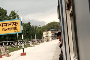 बहराइच: चलती ट्रेन से उतर रही थी महिला, गिरकर हुई घायल-जा सकती थी जान   