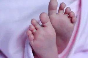 रामनगर: डाक्टर के बगैर नर्सों ने कराया प्रसव, नवजात की मौत