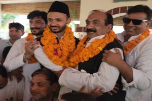 संभल : पौत्र ने खत्म की दादा के जमाने की अदावत, जियाउर्रहमान बर्क पहुंचे इकबाल महमूद के घर