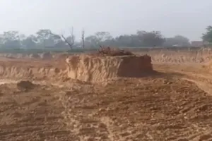 रायबरेली: राजस्व विभाग ने की बड़ी कार्रवाई, अवैध खनन में लगे तीन डंफर सीज, पोकलैंड लेकर भागा चालक