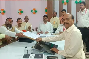 Swami Prasad Maurya: स्वामी प्रसाद मौर्य ने किया नामांकन, कहा- मुझे कुशीनगर की जनता पर विश्वास है