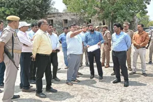 प्रतापगढ़: पोलिंग पार्टी रवाना स्थल पहुंचे डीएम व प्रेक्षक, देखी व्यवस्था