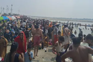 बुद्ध पूर्णिमा स्नान: गंगा में श्रद्धालुओं ने लगाई अस्था क़ी डुबकी, किया दान-पुण्य