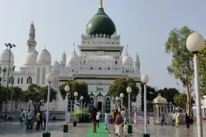 Deva Sharif: भीषण गर्मी से कम हुई देवा शरीफ में जायरीनों की संख्या, शिरीनी की दुकानों पर पसरा सन्नाटा