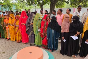 संतकबीरनगर: तेज धूप से बचने के लिए मतदान केंद्रों पर सुबह से ही लग गई लाइन