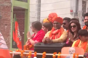 आम्रपाली दुबे और अक्षरा सिंह के साथ आजमगढ़ में  'निरहुआ' ने किया रोड शो,  कहा- अबकी बार 400 पार