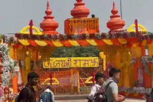 अयोध्या: रोड शो से पहले रामलला का दर्शन करेंगे पीएम मोदी, VIP गेट पर हुई सजावट, देखें Video